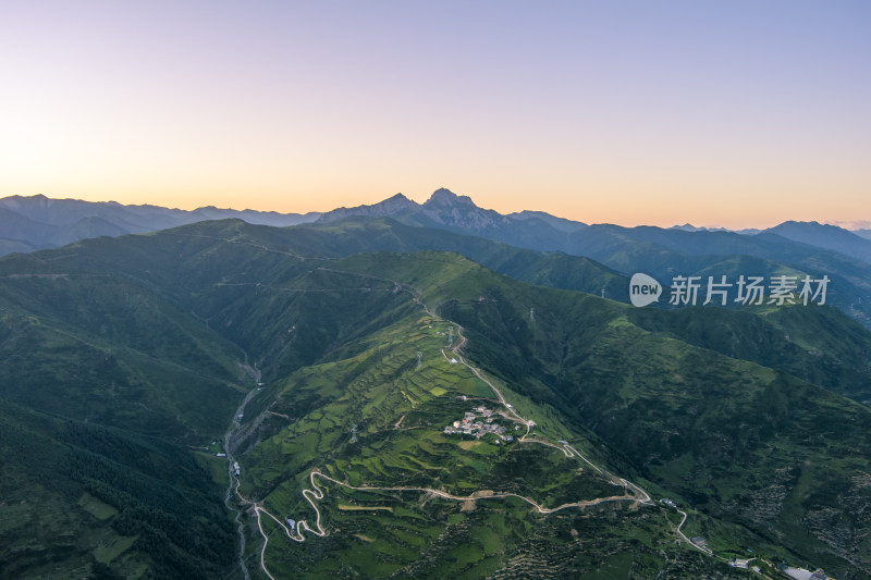 松潘县岷山山脉中的山村和羊肠小路