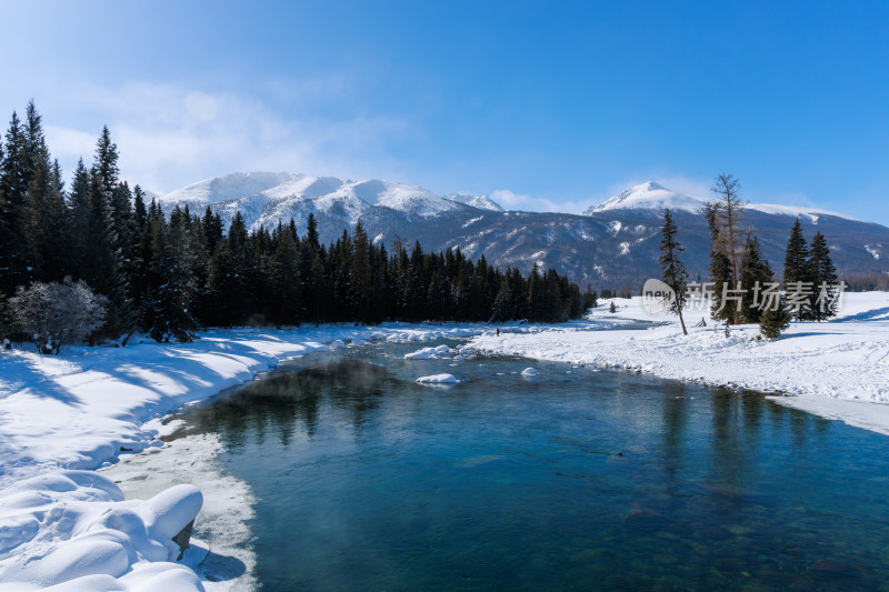 新疆喀纳斯雪景神仙湾冰河晨雾雪山森林雾凇