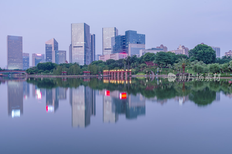 佛山千灯湖公园湖泊树林与城市高楼建筑