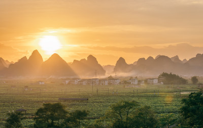 广西柳州柳江区百朋镇夕阳山峰村落