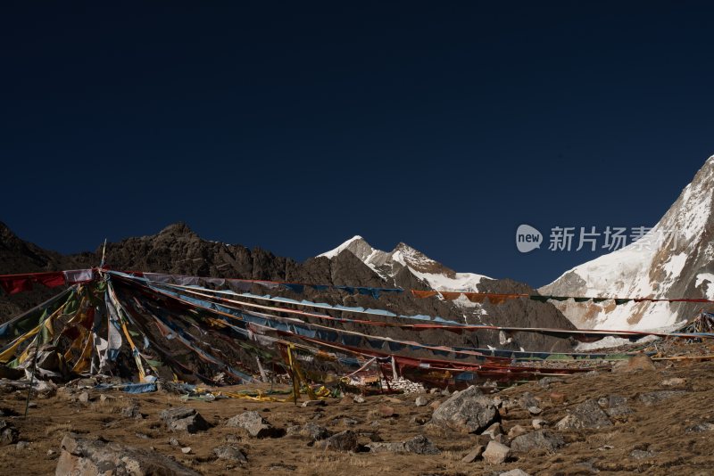 实拍西藏高原雪山经幡
