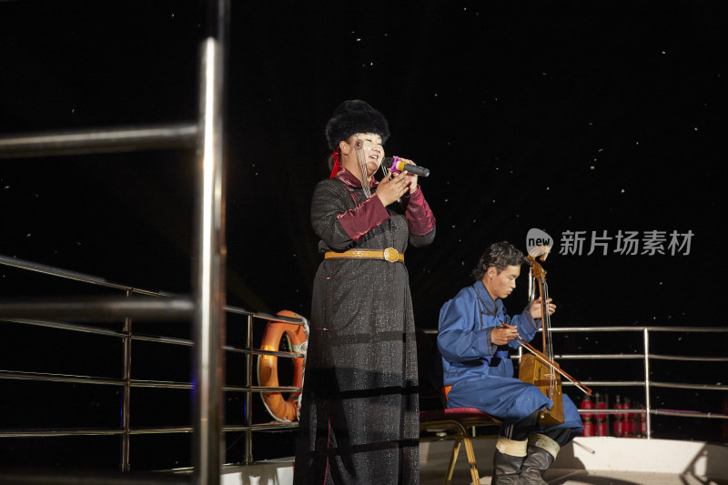 蒙古族婚礼上拉马头琴与演唱呼麦的演员