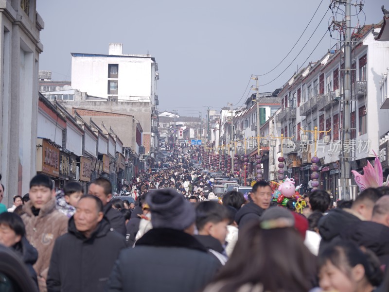 人头攒动的热闹街道景象