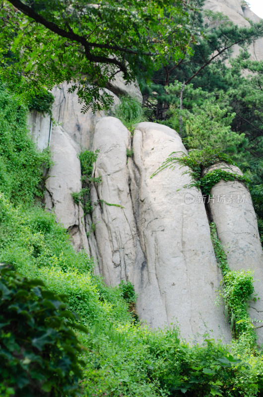 青岛崂山风，仰口一处山峰岩石裸露如手指