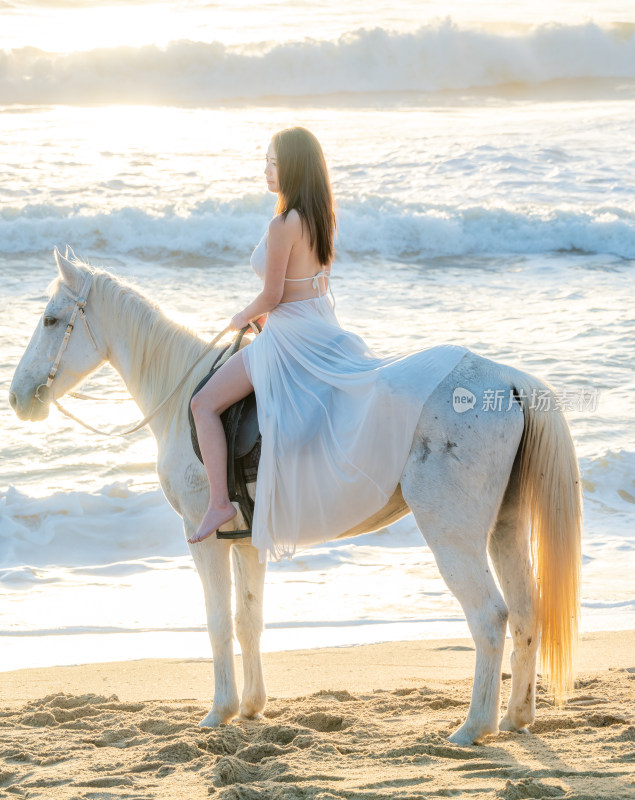 海南三亚海棠湾亚洲美女海边沙滩日出背影