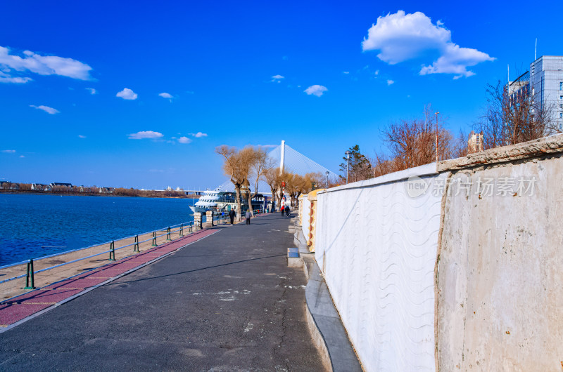 哈尔滨松花江畔城市休闲步道