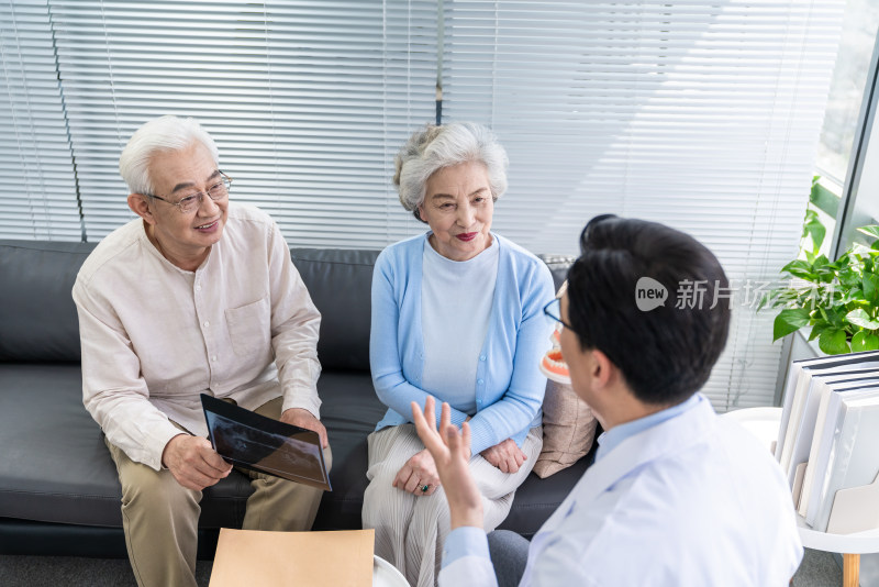 老年夫妇与牙科医生