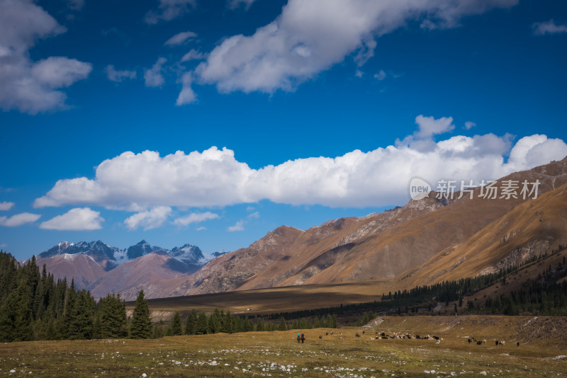 蓝天白云下的山川自然风景