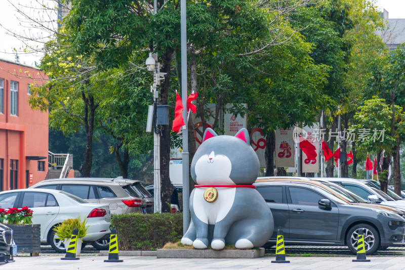 街道旁大型猫咪雕塑景观