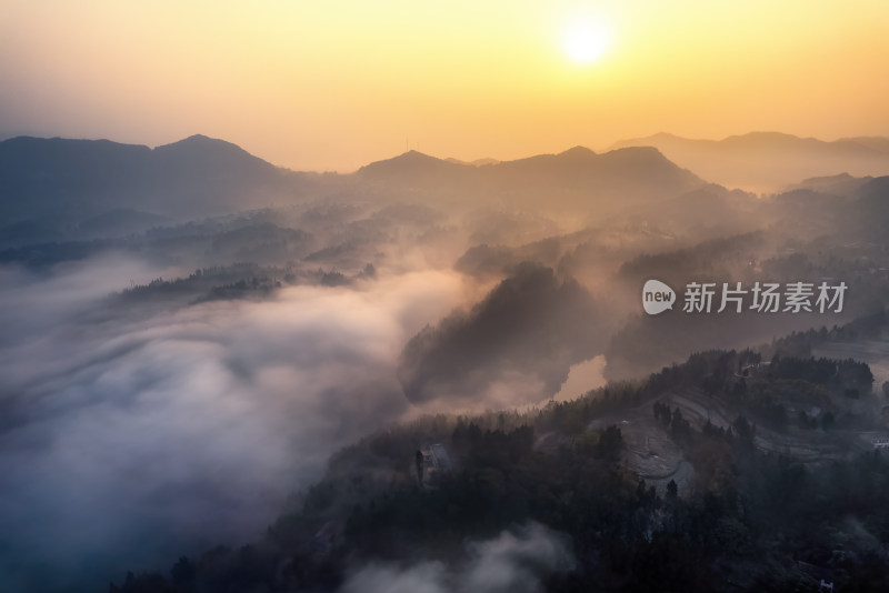 太阳升起时山脉航拍