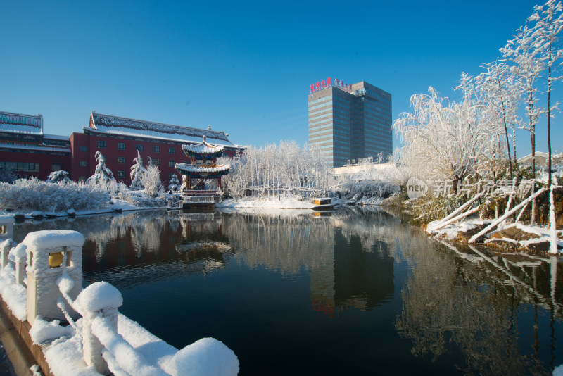 雪景中式建筑与现代高楼景观