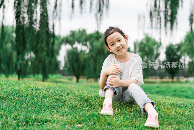 夏天坐在草地上的中国女孩