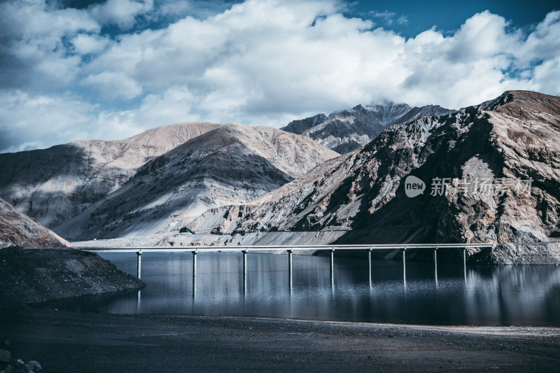 新疆南疆塔什库尔干河流桥梁