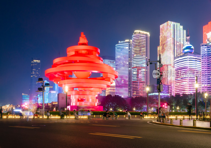 霓虹灯下的青岛标志性雕塑夜景