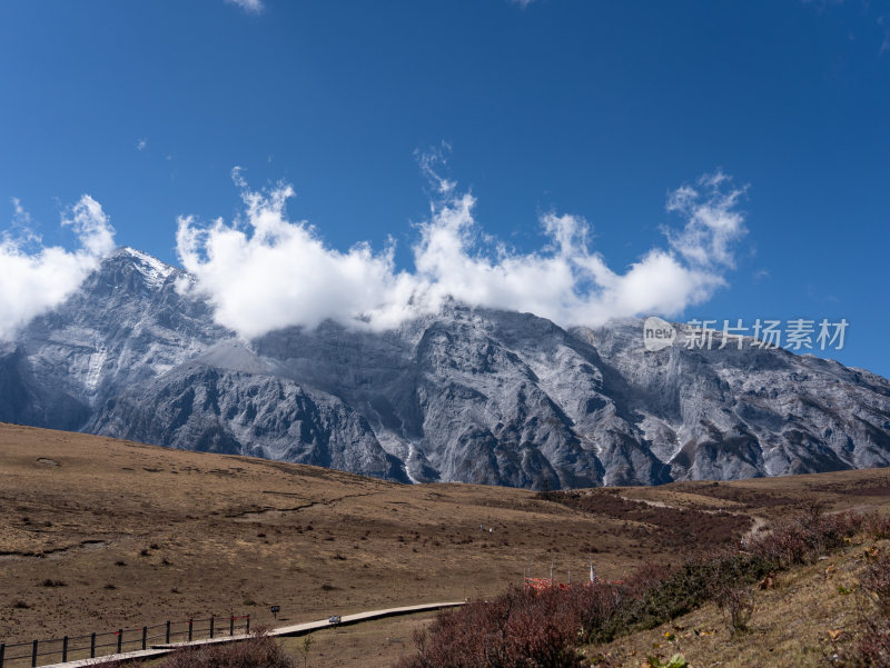 站在玉龙雪山牦牛坪，观赏山川风景