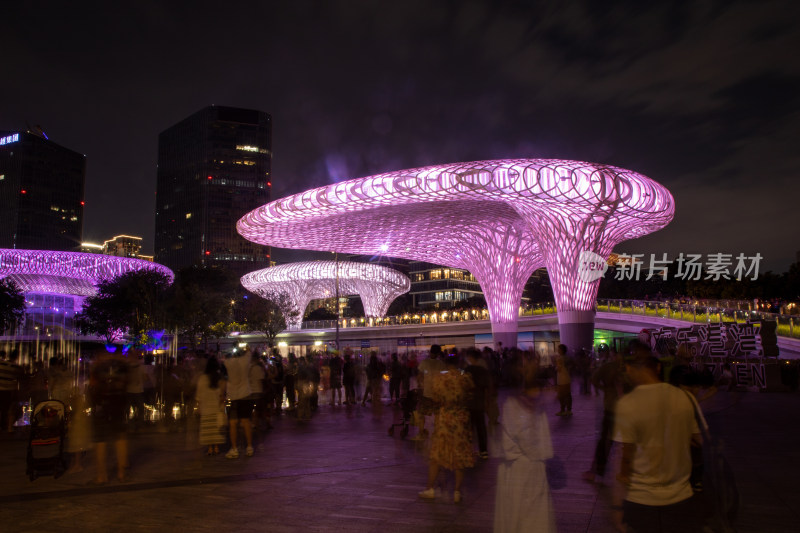 夜晚城市地标建筑前人群景象