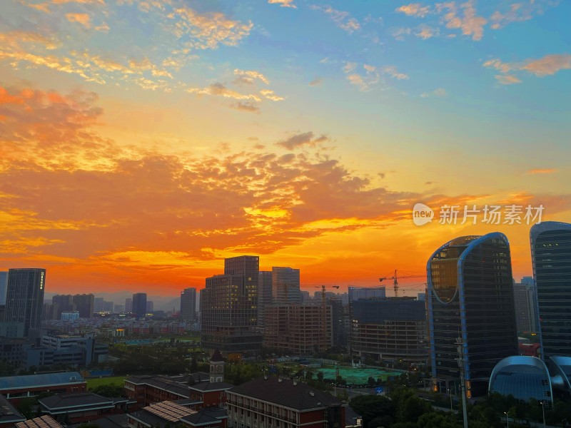 天台上欣赏杭州的朝霞满天