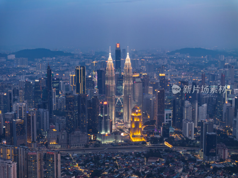 马来西亚吉隆坡莫迪卡石油双子塔日落夜景