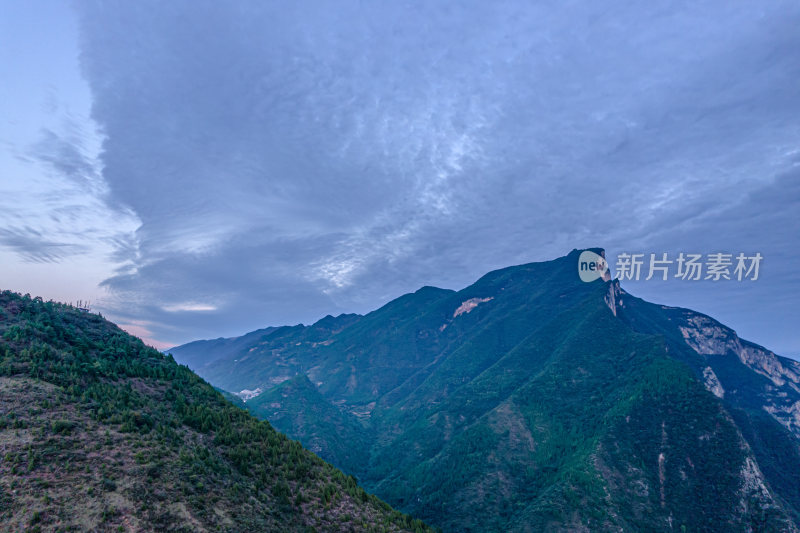 震撼长江三峡之巅壮丽风光航拍摄影配图