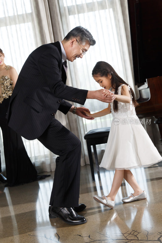 祖父和孙女一起跳舞