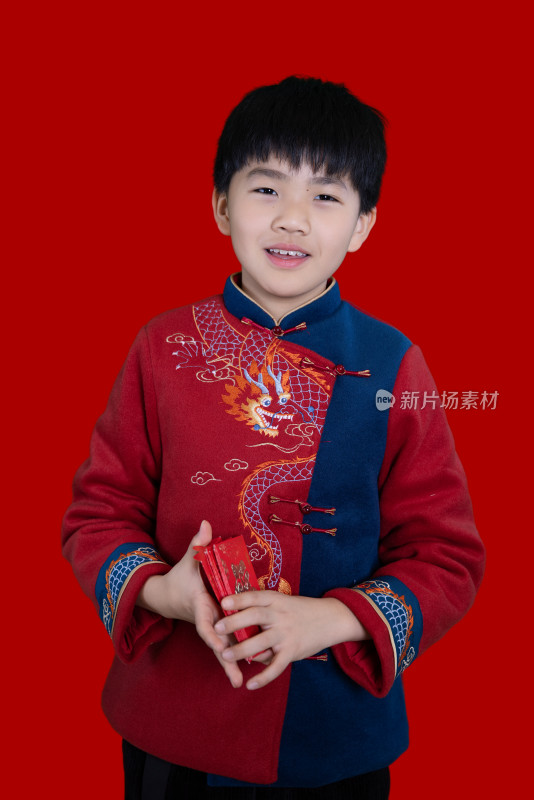 红色背景下中国小男孩春节恭贺新年拜年
