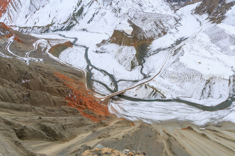 航拍新疆冬季安集海大峡谷雪景雪山山脉河流