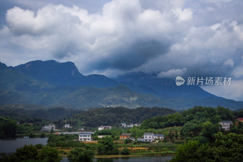 乌云漂浮在山顶景象