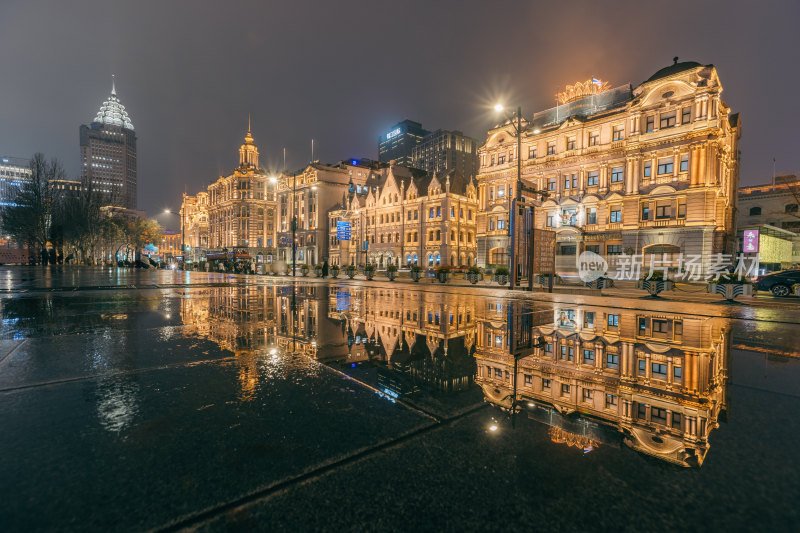 雨夜上海万国建筑博览群建筑倒影