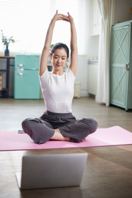 年轻女人在家里练瑜伽