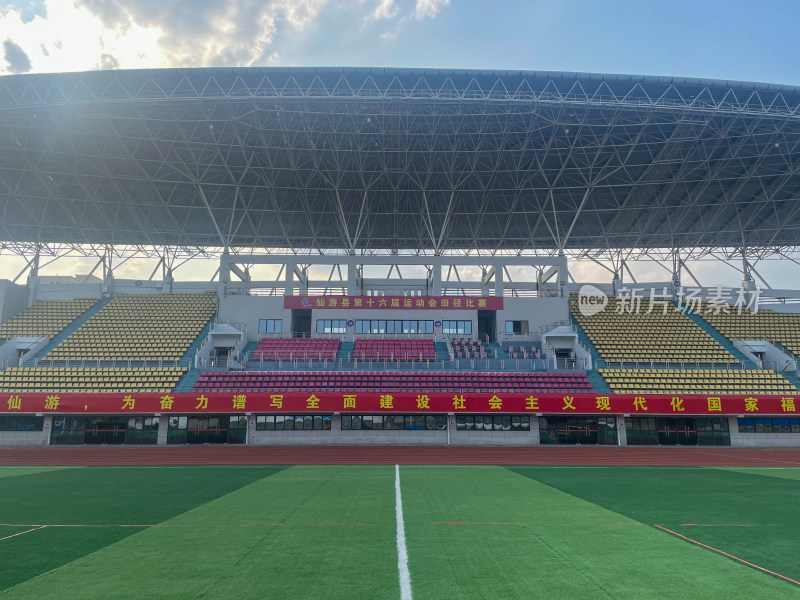 大型体育场看台与绿茵场全景