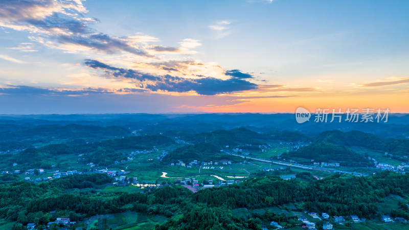 夕阳下四川德阳苍山镇丘陵地区的乡村农田