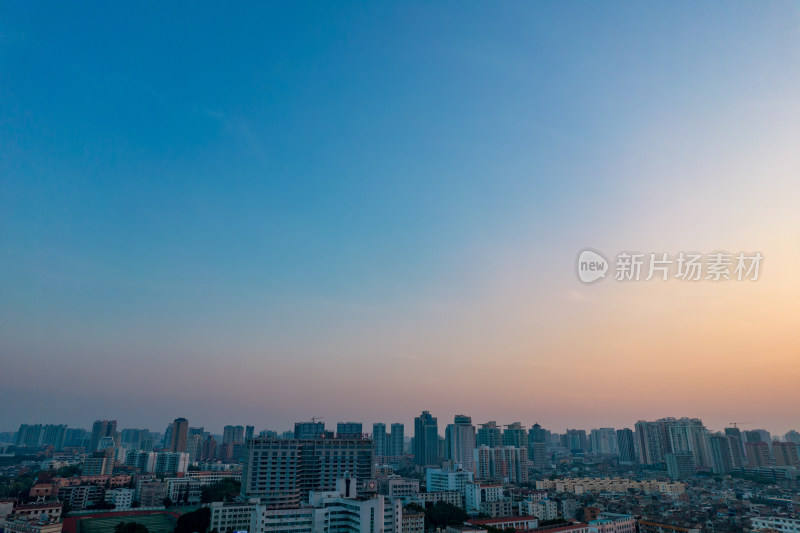 海边城市广西北海晚霞夜幕降临航拍摄影图