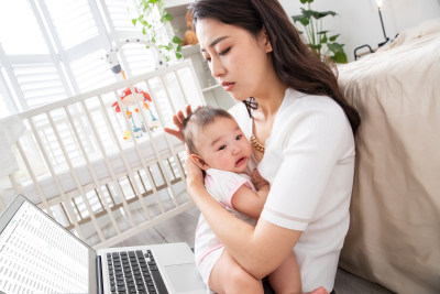 年轻妈妈带着宝宝看电脑