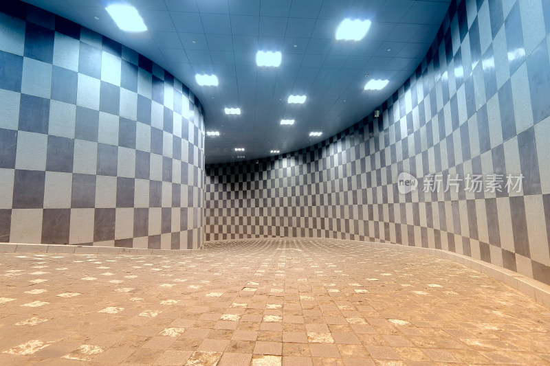 方格图案室内通道空间