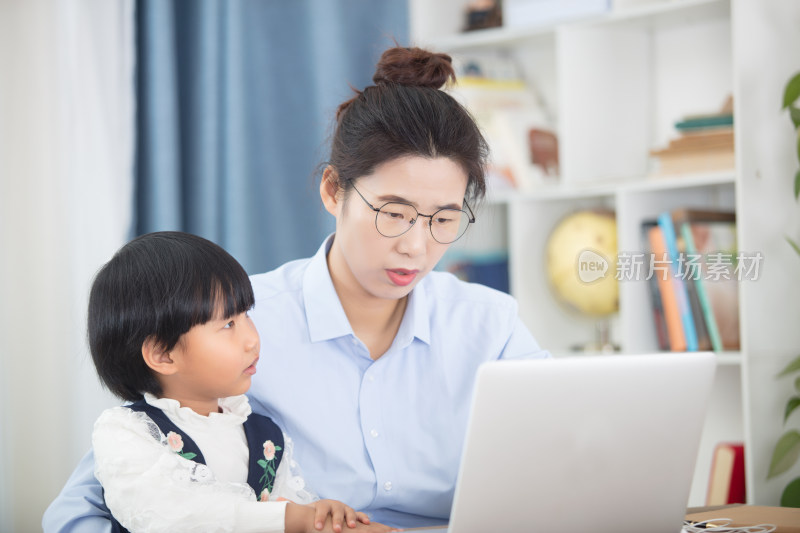 妈妈陪孩子电脑学习