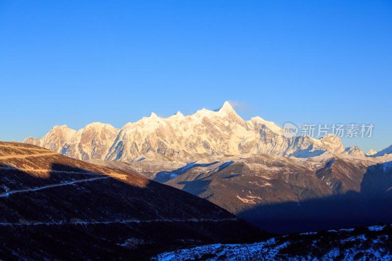 西藏林芝雪景南迦巴瓦峰日照金山雪山夕阳