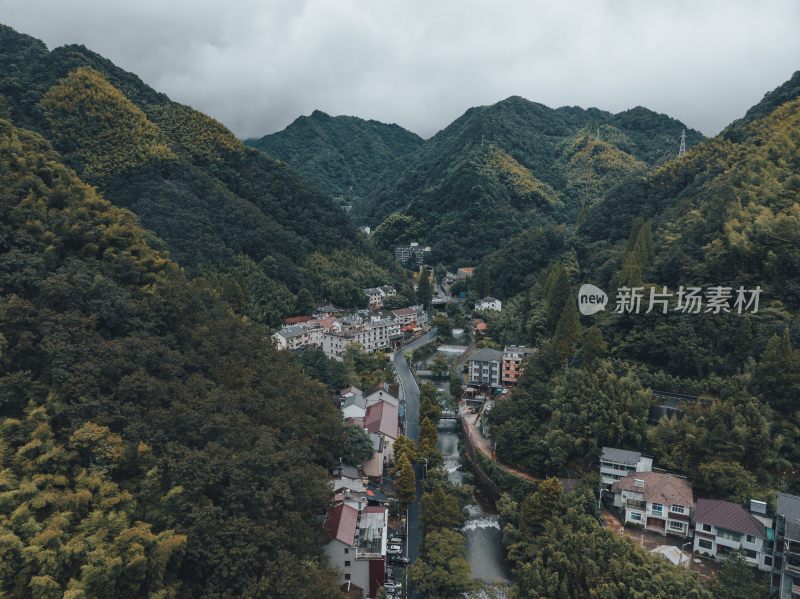 山谷之间江南水乡美景