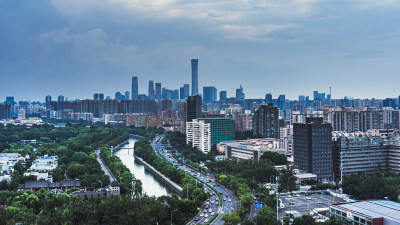 北京城市道路与林立高楼组成的都市风景