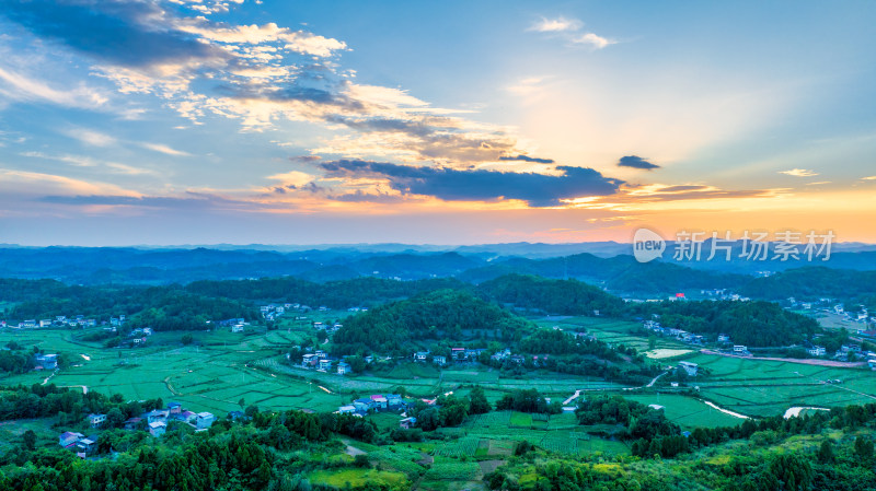 夕阳下四川德阳苍山镇丘陵地区的乡村农田