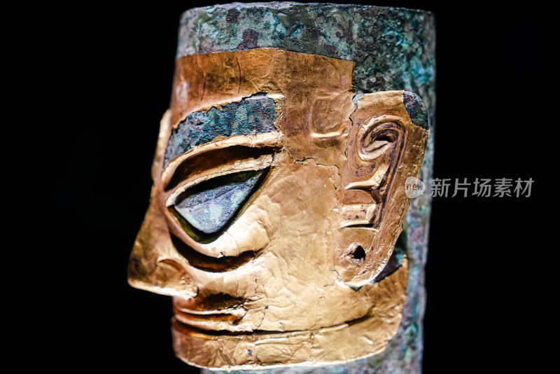 四川广汉三星堆带金面罩的青铜人头像