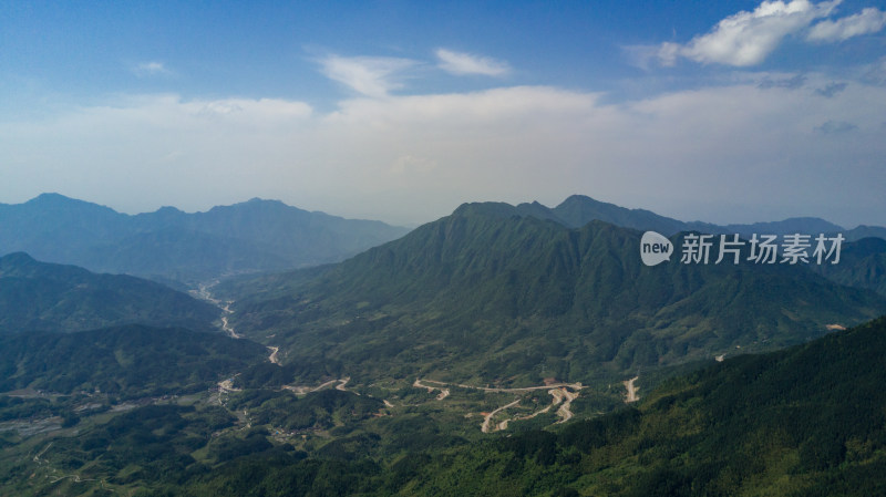 蓝天白云下的群山