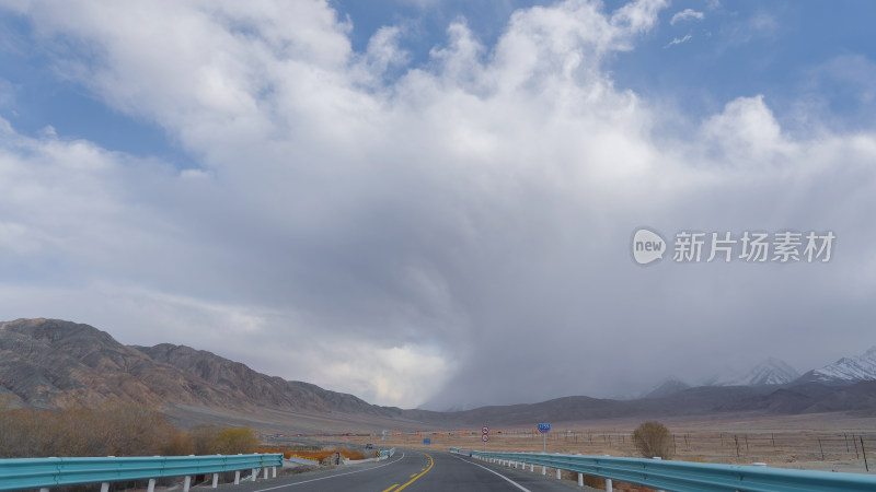 龙卷云戈壁雪山公路