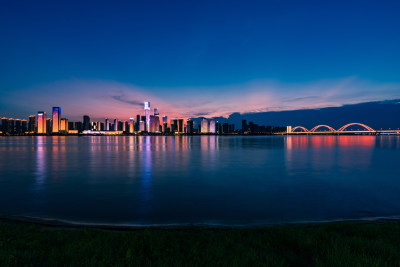 长沙湘江沿岸湖南金融中心建筑夜景