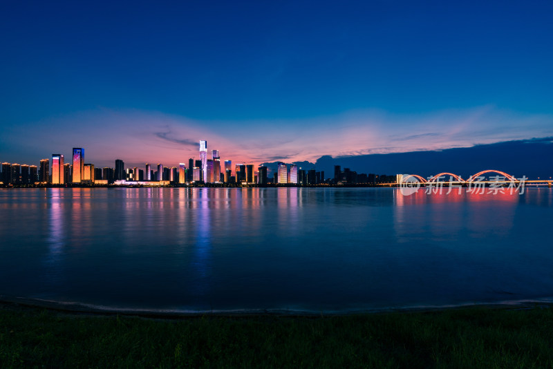 长沙湘江沿岸湖南金融中心建筑夜景