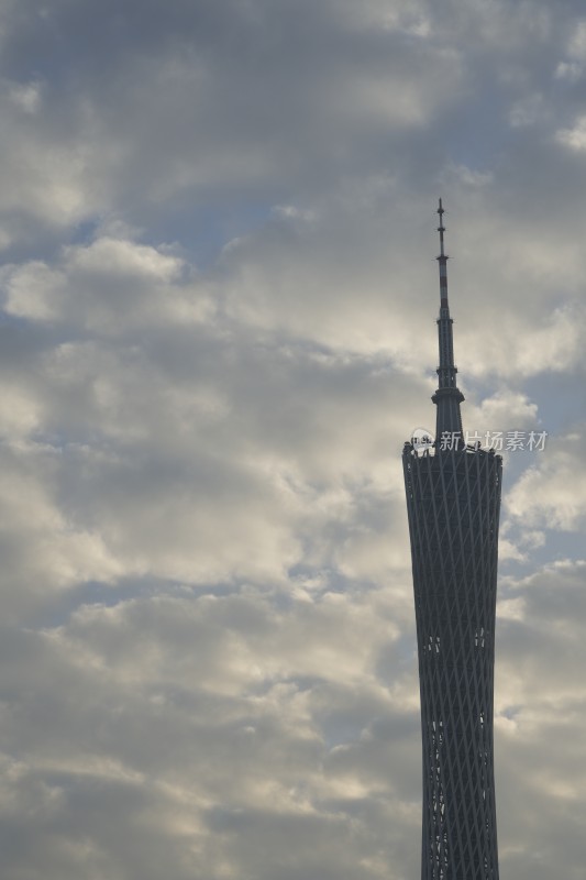 广州塔暮色中璀璨夜景的壮观景象