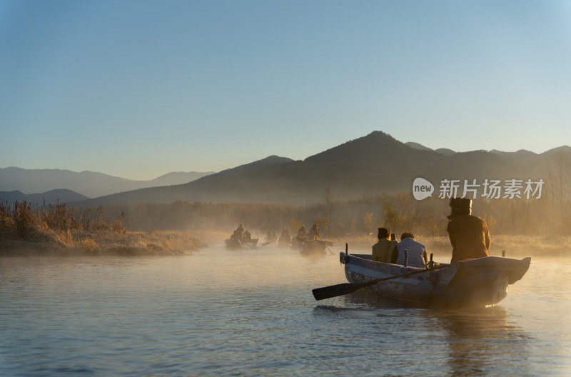 泸沽湖冬天唯美晨雾冬景