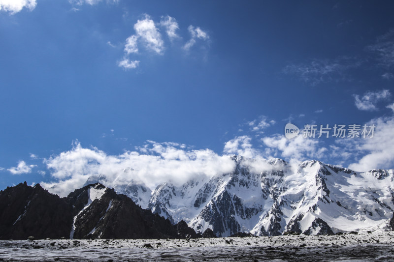 博格达  新疆  天山 蓝天白云下的雪山风景