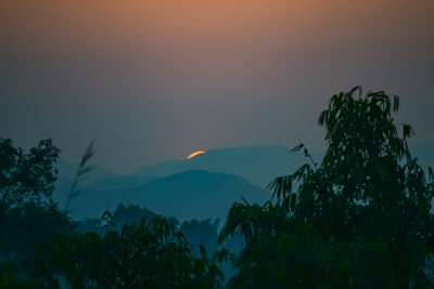 晴朗天气，群山中的日落