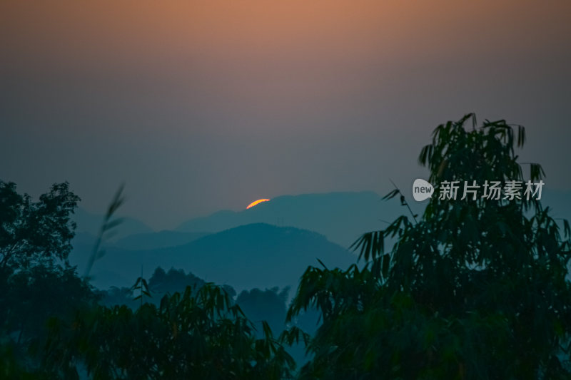 晴朗天气，群山中的日落