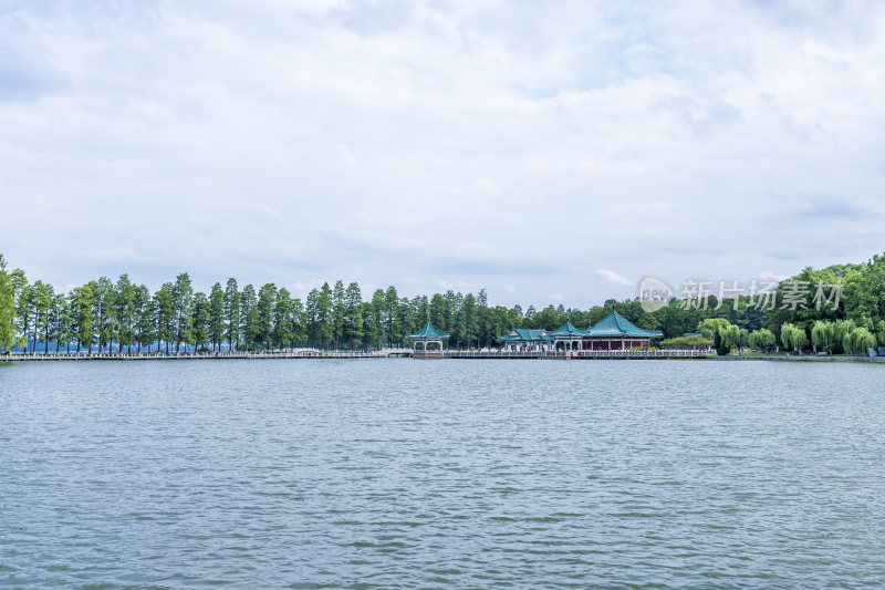 武汉东湖风景区碧潭观鱼景点风光